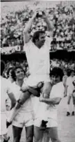  ??  ?? Il 27 giugno 1971 il Toro vince la Coppa Italia, 5-3 ai rigori contro il Milan, poi la squadra porta in trionfo il suo capitano