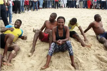  ?? DOMINGOS CADÊNCIA | EDIÇÕES NOVEMBRO ?? Banhistas em pleno momento de relaxe na areia da praia da Ilha do Cabo em Luanda