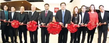  ??  ?? NISSAN SOUTH INAUGURAL. At the opening of the Nissan showroom in Talisay, from left, Nissan Philippine­s Inc. executives Niel Ballares, Francis Ang, Abner Berdos, Roland Navarro and president Ramesh Narasimhan; Gateway Group chairman Martin Goho and...