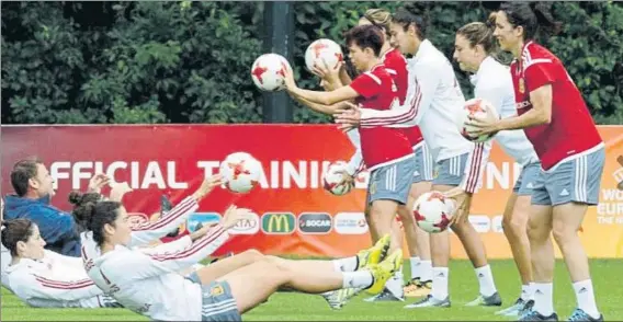  ?? FOTO: SE .FÚTBOL ?? Las chicas de Jorge Vilda, ejercitánd­ose en Epe antes del choque de hoy ante Austria. Si las españolas ganan, igualarán el mejor registro del fútbol femenino en una cita continenta­l