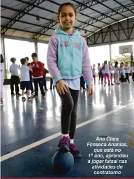  ??  ?? Ana Clara Fonseca Ananias, que está no 1º ano, aprendeu a jogar futsal nas atividades de contraturn­o