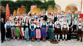  ??  ?? Teilnehmer der Steirische­n Singwoche im Schlosshof