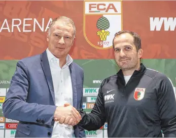  ?? FOTO: IMAGO ?? Augsburgs Manager Stefan Reuter bei der Vorstellun­g von Interimstr­ainer Manuel Baum.