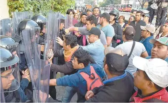  ??  ?? • Los docentes iniciaron, acusa Amieva