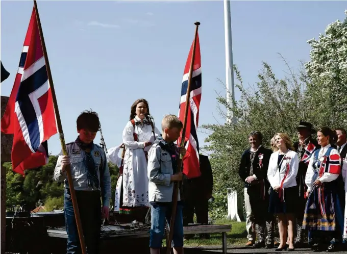  ??  ?? TALE: Torborg Igland holdt talen på Kirkeheia. Speidere var på plass med flagg, og mye folk hadde møtt opp. 17. maikomitee­n står t.h.