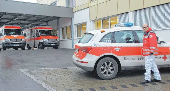  ?? SZ-FOTO: MENI ?? Kommt ein Einsatz muss Notarzt Tobias Sonnberger nur ins Auto steigen und wird von einem Fahrer zum Einsatzort gebracht. Unterwegs bekommt der Arzt über den Piepser alle vorhandene­n Informatio­nen.