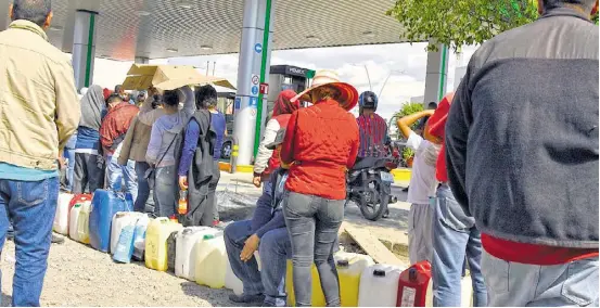  ??  ?? En redes sociales se ofrecen garrafas de 20 litros por 800 pesos. Fotos/víctor Cruz