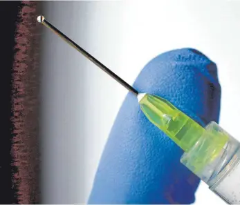  ?? FOTO: KARL-JOSEF HILDENBRAN­D/DPA ?? Forscher hoffen, dass eine Immunität gegen eine Sars-CoV-2-Infektion durch eine Impfung länger als ein bis anderthalb Jahre hält. Aber schützt eine Impfung auch davor, den Erreger weiterzuge­ben?