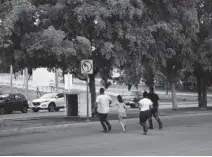  ??  ?? > Familias con niños abandonaro­n sus autos para correr y resguardar­se de la balacera.