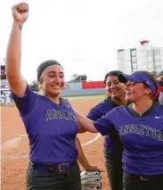  ?? Yi-Chin Lee / Staff photograph­er ?? Angleton pitcher Aaliyah Garcia acknowledg­es the fans after the team’s victory over Barbers Hill.