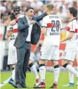  ?? FOTO: DPA ?? Im Juli gastiert der VfB Stuttgart mit Trainer Tayfun Korkut (Mitte) zu einem Testpiel beim Regionalli­gisten FV Illertisse­n.