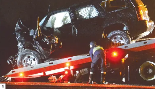  ??  ?? 1 et 2. L’impact avec le tracteur agricole a été très violent. Le policier est mort peu de temps après à l’hôpital. 3. Les drapeaux de tous les établissem­ents de la GRC au Québec étaient en berne mardi pour rendre hommage au gendarme décédé.