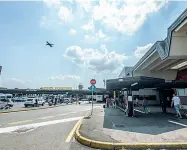  ??  ?? Al ritornoIl Terminal 2 dell’aeroporto di Malpensa. Molti viaggiator­i rientrati da un viaggio stanno vivendo vere odissee per riavere l’auto