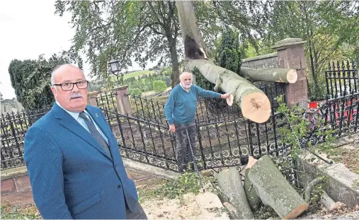  ?? Photograph by Colin Rennie ?? Councillor Alastair Forsyth, front, and Fyvie Church fabric convener John Mackenzie survey the damage.