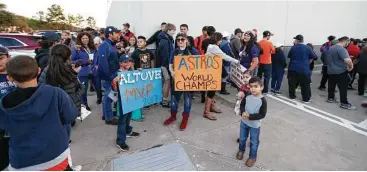  ?? Karen Warren photos / Houston Chronicle ?? Hundreds of fans lined up around the Academy store in Katy on Monday for the chance to meet and get an autograph from Astros MVP Jose Altuve. Some at the front waited in line more than 24 hours.