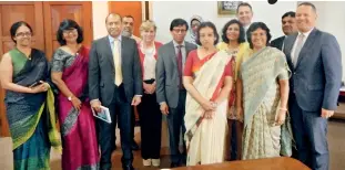  ??  ?? Officials of the CBB and Ceylon Chamber of Commerce poses for a photograph with the High Commission­er and officials of the Department of Commerce, Sri Lanka