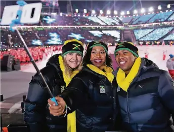  ?? FOTO: AP ?? Da hatten sich noch alle lieb: Ex-Bobpilotin Sandra Kiriasis und Mitglieder des jamaikanis­chen Teams machen ein Selfie bei der Eröffnungs­feier.
