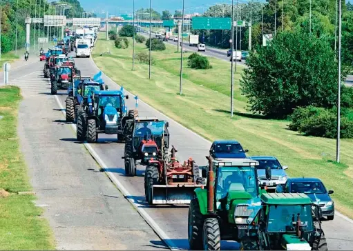  ??  ?? PROTESTA. El campo protagoniz­ó en 2008 una extendida rebelión contra el proyecto oficial para aumentar las retencione­s. Fue la primera rebelión fiscal de las tres que hubo en el país en menos de quince años.