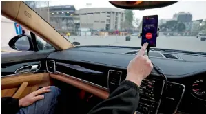  ?? — Reuters ?? An engineer points to a Huawei Mate 10 Pro to control a driverless car in Barcelona.