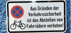  ?? Foto: Silvio Wyszengrad ?? Mit diesem Schild appelliert die Stadt an Radfahrer, ihre Fahrzeuge nicht in der Pfer seer Unterführu­ng abzustelle­n.