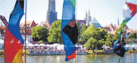  ?? ARCHIVFOTO: ALEXANDER KAYA ?? Am 6. Juli steigt in der Doppelstad­t wieder das internatio­nale Donaufest.