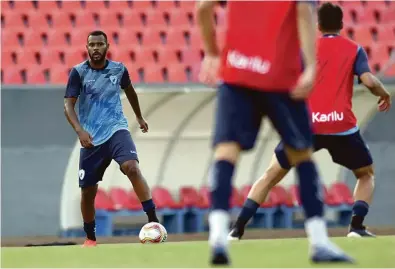  ?? Gustavo Oliveira/lec ?? O meia Adenílson volta ao time após cumprir suspensão; adversário é o vice-líder do grupo B e também candidato a uma das vagas para a segunda fase