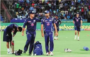  ?? Courtesy: BCCI ?? Showing the way Mumbai Indians captain Rohit Sharma discusses a point with coach Ricky Ponting. He says the former Australian World Cup-winning skipper is an inspiratio­n.