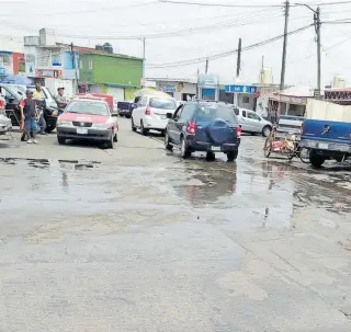  ?? RAÚL SOLÍS ?? El
agua contaminad­a escurre por las calles, señalan.