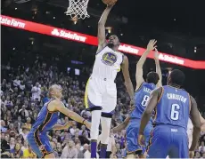  ?? BEN MARGOT/ THE ASSOCIATED PRESS ?? Golden State Warrior Kevin Durant scores a bucket on his way to 39 points and a win against his old team, the Oklahoma City Thunder, on Thursday night in Oakland, Calif.