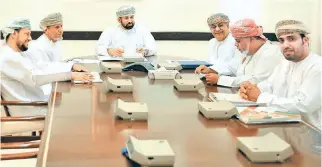  ??  ?? CRUCIAL MEETING: Sheikh Rashad Al Hinai, third left, presides over the meeting of the