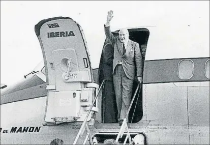  ?? CARLOS PÉREZ DE ROZAS / ARCHIVO ?? Otra imagen icónica del president Tarradella­s, que saluda en el avión que lo trajo del exilio