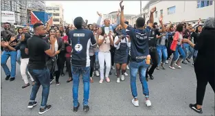  ?? Picture: SINO MAJANGAZA ?? NO END IN SIGHT: Protest by nursing students from the University of Fort Hare in East London enters its third week