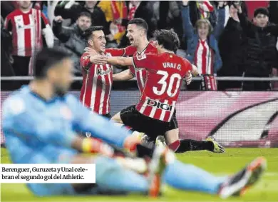  ?? Ander Guillenea / AFP ?? Berenguer, Guruzeta y Unai celebran el segundo gol del Athletic.