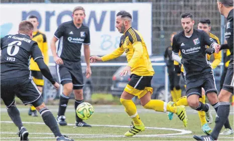  ?? FOTO: THOMAS SIEDLER ?? Der SV Waldhausen (gelbes Trikot) hat sich in der Bezirkslig­a auch gegen den ärgsten Verfolger FC Ellwangen durchgeset­zt..