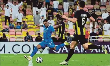  ?? REUTERS PIC ?? Al Hilal’s Malcom scoring their second goal against Al Ittihad during Tuesday’s Asian Champions League quarter-final second leg match at King Abdullah Sports City in Jeddah.