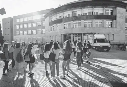  ?? Foto: Unai Beroiz ?? Estudiante­s de Medicina, a las afueras de la Facultad de Ciencias de la Salud de la UPNA.