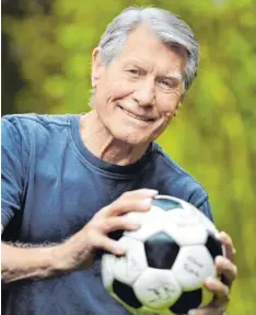  ?? Foto: Ulrich Wagner ?? 80 Jahre alt und immer noch interessie­rt an allen Fußball-themen: der ehemalige Bca-torhüter Rudolf Zimmerly.