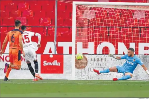  ?? ANTONIO PIZARRO ?? En-Nesyri remata ante Cillessen para hacer el gol que al final le dio la victoria al Sevilla ante el Valencia.