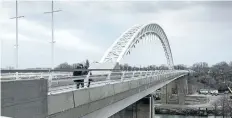  ?? BOB TYMCZYSZYN/STANDARD FILE PHOTO ?? The OPP has confirmed to Niagara’s police services board that it is reviewing documentat­ion on the Burgoyne Bridge replacemen­t project.
