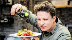  ?? DPA-BILD: HEIMKEN ?? Der britische Koch Jamie Oliver kocht in der „One Kitchen Kochschule“.