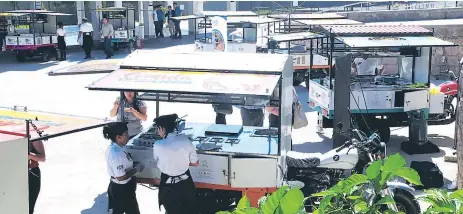  ?? FOTOS: JORGE GONZALES ?? RECORRIDO. Ayer presentaro­n los modelos de food trucks que pronto la SDE dará más detalles. Arnaldo Castillo y Mario Kafati recorriero­n los proyectos. En Trinidad, Santa Bárbara, inauguraro­n el Distrito del Calzado.