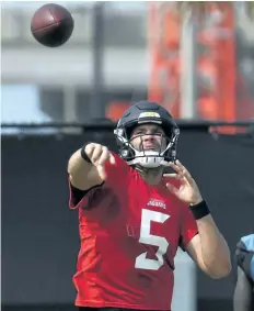  ?? BOB MACK/THE ASSOCIATED PRESS ?? Jacksonvil­le Jaguars’ quarterbac­k Blake Bortles throws a pass upfield during an NFL football training camp in Jacksonvil­le, Fla., on July 31.