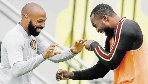  ?? DPA-BILD: ZEMLIANICH­ENKO ?? Spaß beim Training: Belgiens Co-Trainer Thierry Henry (links) scherzt mit Stürmer Romelu Lukaku.
