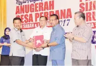  ??  ?? MUSA (dua kanan) menyampaik­an sijil penghargaa­n kepada hakim Anugerah Desa Perdana sambil diperhatik­an oleh Ismail Sabri (dua kiri).