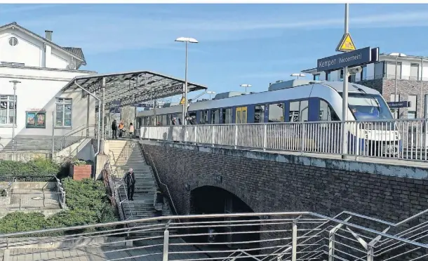  ?? FOTO: SVEN SCHALLJO ?? Der Kempener Bahnhof hat von den Testern des VRR sehr gute Noten erhalten und ist einer der besten getesteten Bahnhöfe in der Region. Auch die Fahrgäste sind zufrieden.