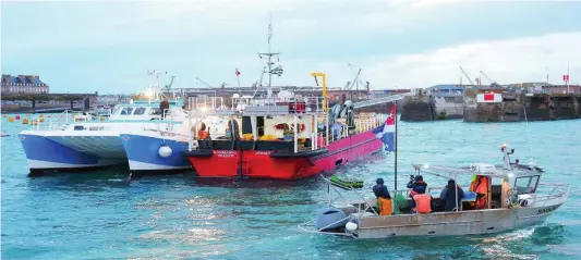  ?? REUTERS ?? Pesqueros franceses bloquean ayer al buque británico «Normandy Trader» a la entrada del puerto de Saint-Malo