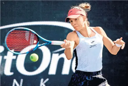  ?? ?? Magda Linette w Charleston znów wygrywała z zawodniczk­ami notowanymi wyżej od niej. Pokonała Petrę Martić (WTA 61) i Dajanę Jastremską (WTA 32). W trzeciej rundzie nie dała już jednak rady rozstawion­ej z jedynką Jessice Peguli.