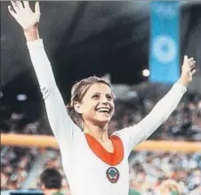  ?? AP ?? De la gloria al
olvido. Olga Kórbut fue la estrella de la gimnasia en los Juegos Olímpicos de Munich 72, donde con 17 años ganó tres medallas de oro y una de plata. En 1991 emigró a Estados Unidos, donde las cosas no le han ido bien y ha tenido que...