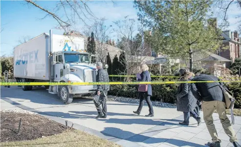  ?? TYLER ANDERSON / NATIONAL POST ?? Appraisers arrive at the home of slain billionair­e couple Barry and Honey Sherman on Monday.