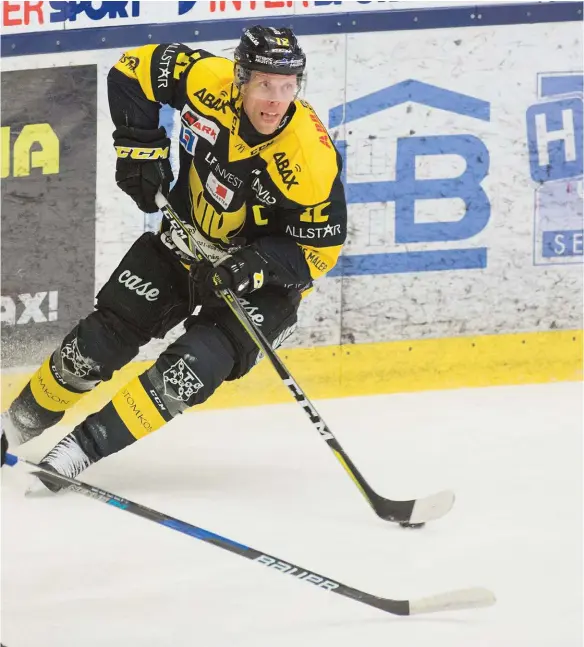  ?? Bild: PER GROTH ?? UPPÅT IGEN. Fredrik Johansson som vann SM-guld med Frölunda Indians 2003 har spelat i Västerås sedan 2008. Han har varit med om att Västerås åkte ur Hockeyalls­venskan. Men nu har han varit med om att spela upp laget igen.